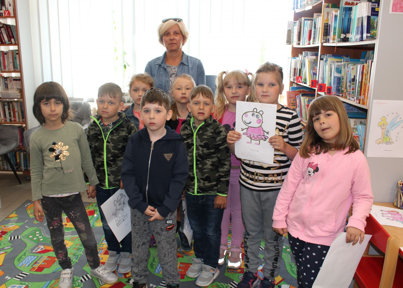 Grupa sześciolatków ze Szkoły Podstawowej w Opinogórze Górnej z p. Małgorzatą Materską